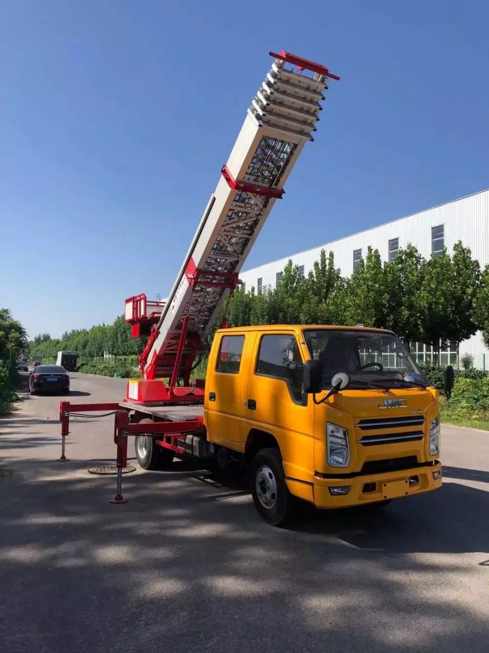 张家口桥东附近的云梯车出租服务：轻松解决高空作业需求